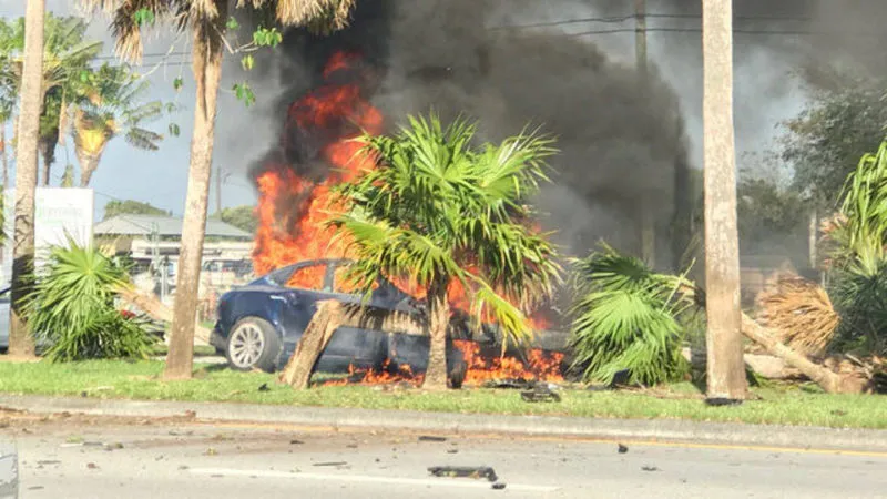 Kierowca Tesli spłonął żywcem po uderzeniu w drzewo. Zawiodły systemy bezpieczeństwa?