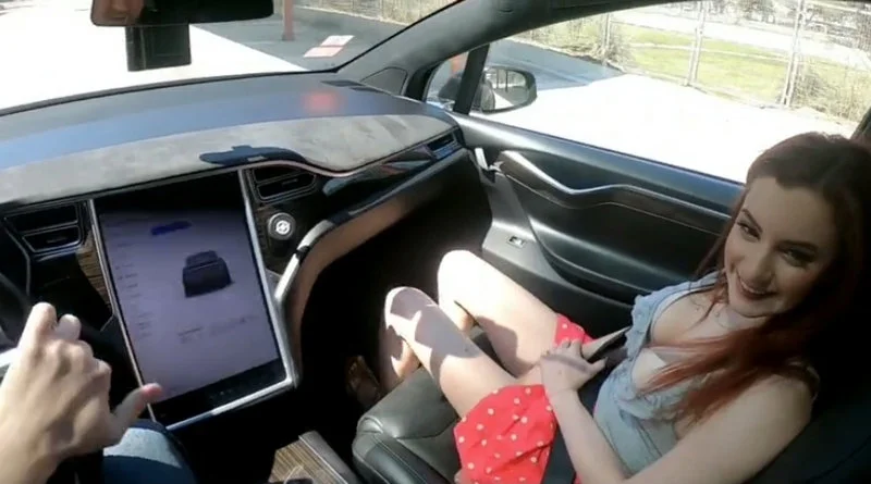 To musiało się wydarzyć. Pierwszy film pornograficzny nakręcony w Tesli w trybie autopilota