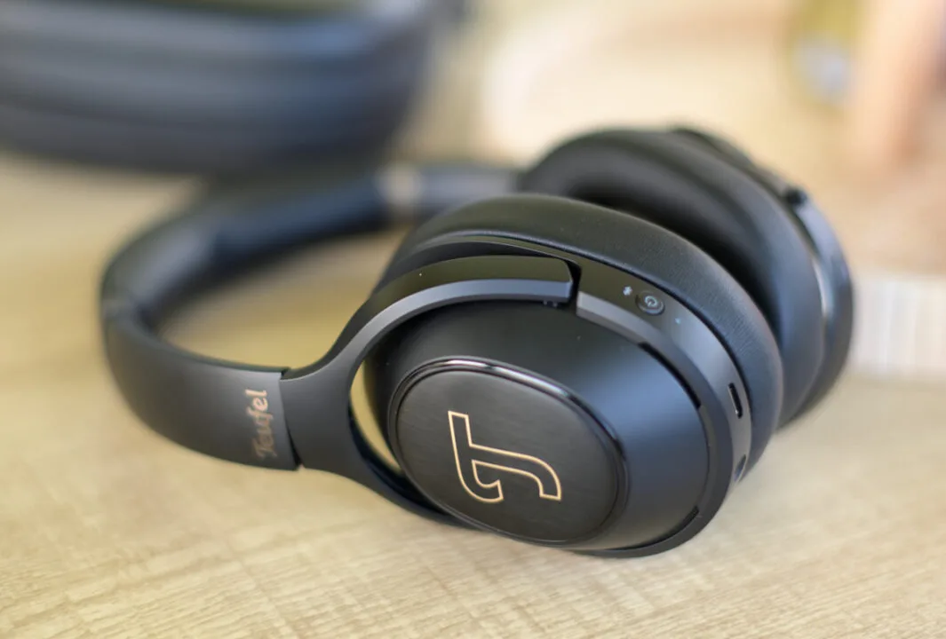 Teufel Real Blue Pro w kolorze czarnym ze złotymi akcentami