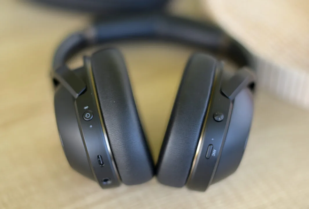 Słuchawki bezprzewodowe nauszne o zamkniętej budowie