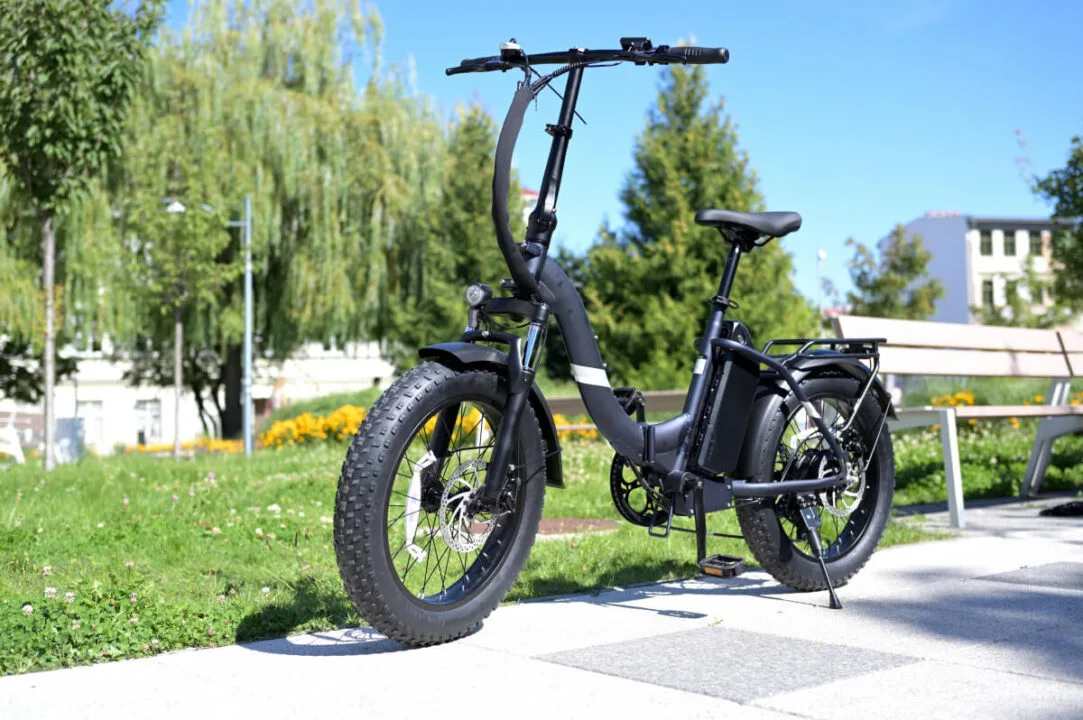 Touroll S2 – test. Ten rower elektryczny składa się na pół, ale nie próbuj go wnosić po schodach