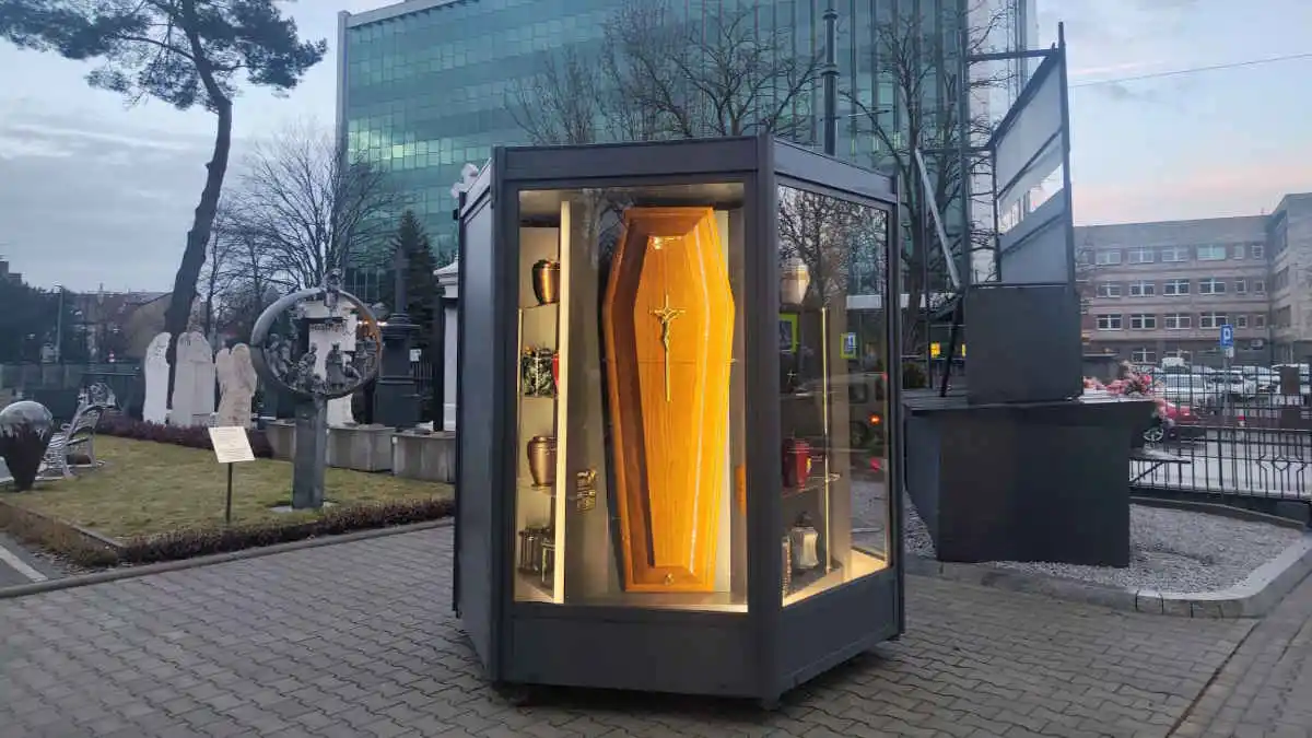 „Trumnomat” na Cmentarzu Rakowickim. Internauci są bezlitośni