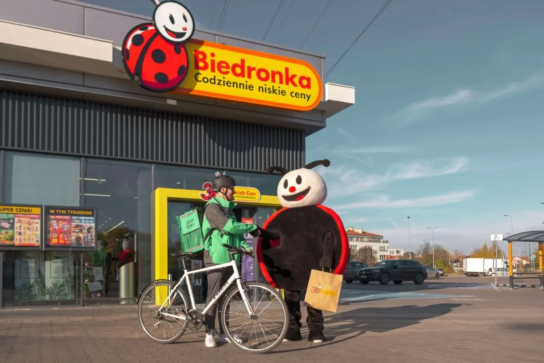 Biedronka łączy siły z Uber Eats. Omiń kolejki i palety