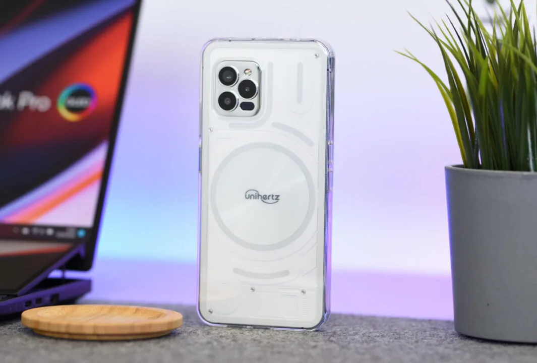 Unihertz Luna wygląda jak klon Nothing Phone (1)