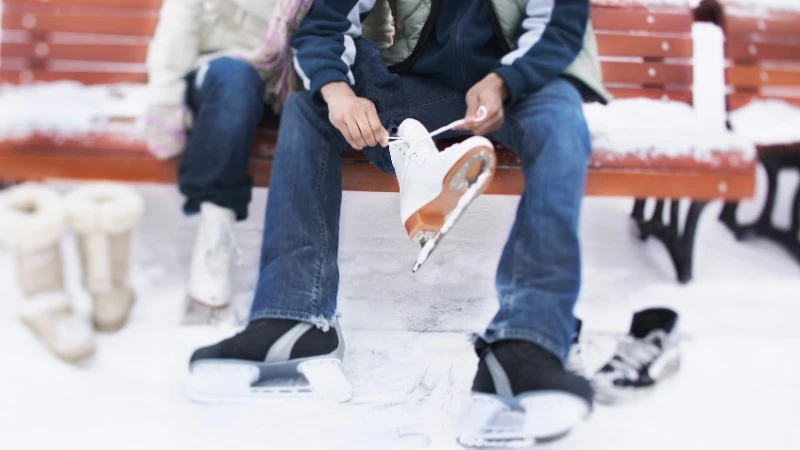 Łyżwy w trakcie godziny policyjnej? W tym mieście musisz się zaczipować