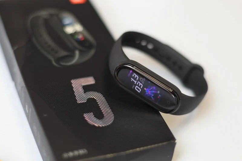 Xiaomi Mi Band 5 – zmiana języka i konfiguracja krok po kroku