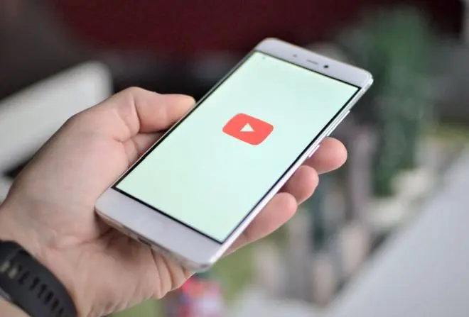 Zobacz, jak słuchać YouTube na smartfonie z wyłączonym ekranem