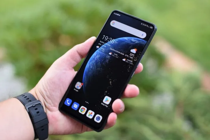 Testujemy ZTE Axon 30. Ten smartfon ma bajer, który pokochasz albo znienawidzisz