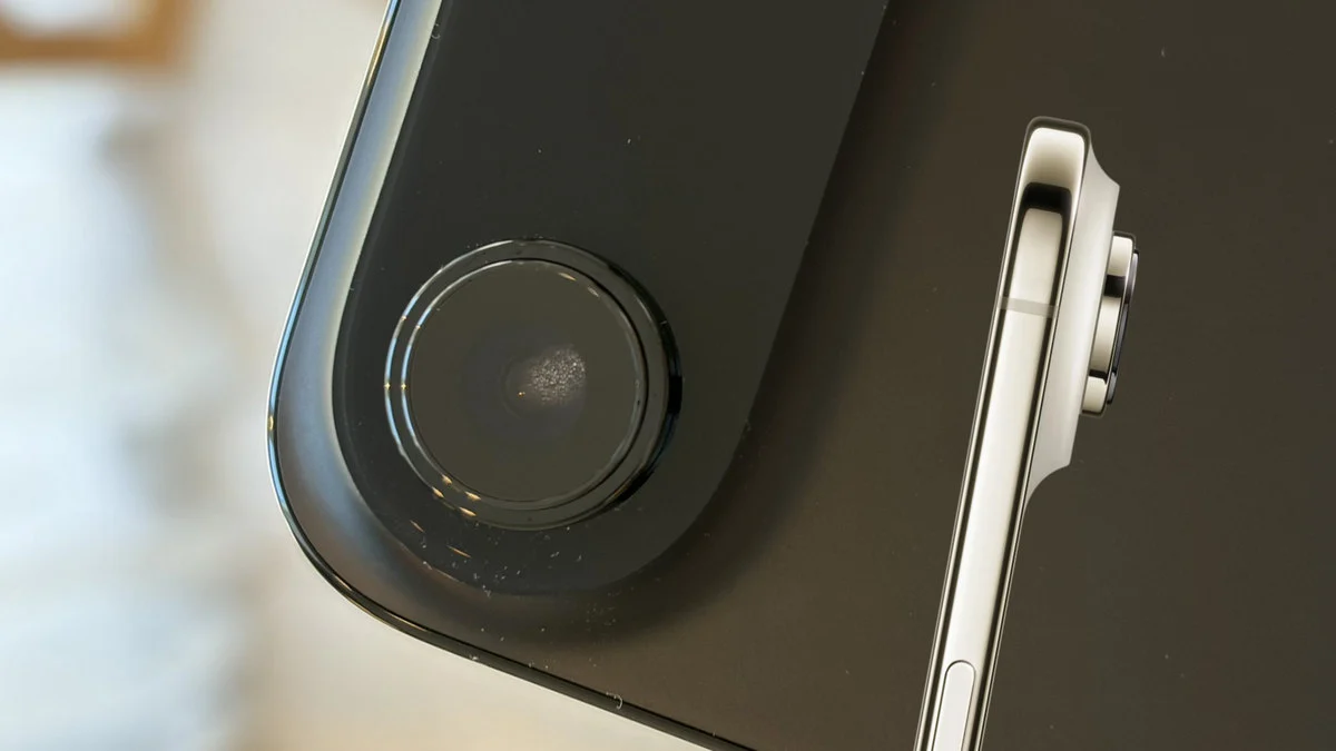 Nowy iPhone z zaparowanym obiektywem. Apple ma problem?