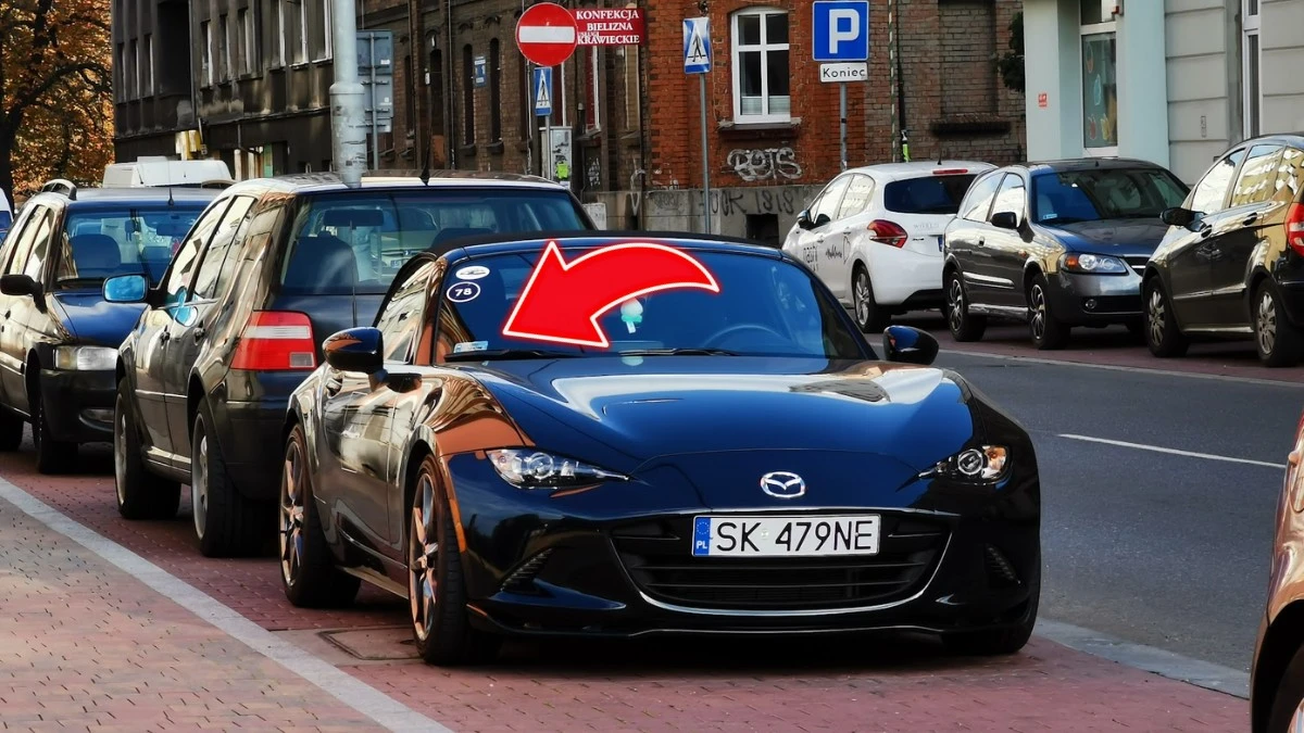 Czy można usunąć naklejkę z przedniej szyby auta? Niektórzy myślą, że trzeba