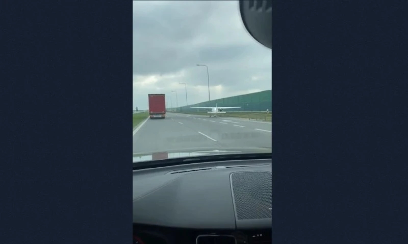 Awionetka wylądowała na A1. Niezwykłe nagranie obiegło Internet (wideo)