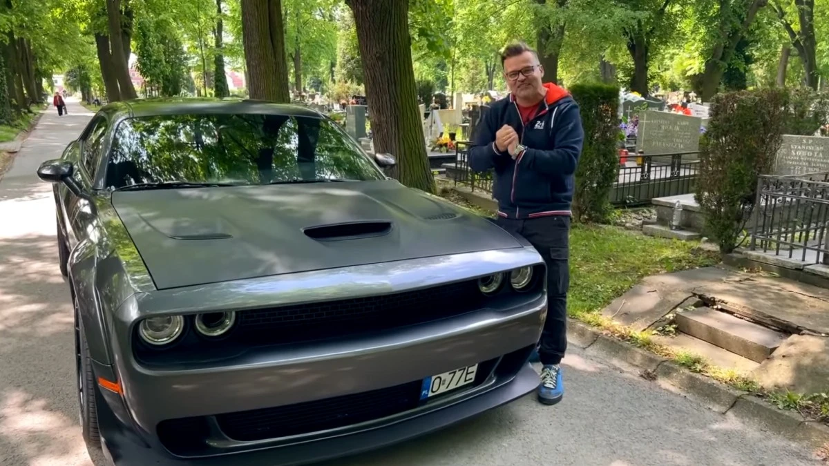 Znany polski dziennikarz nagrał recenzję auta na cmentarzu. Internauci oburzeni