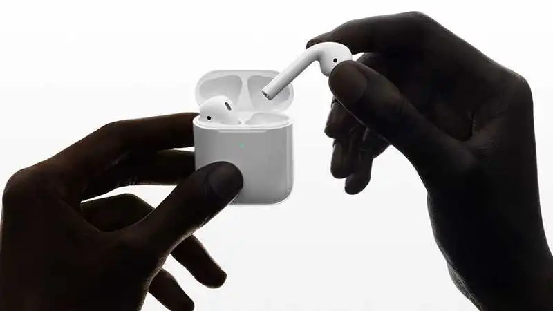 Apple zaprezentowało AirPods 2 – jest bezprzewodowe ładowanie i komenda Hey Siri