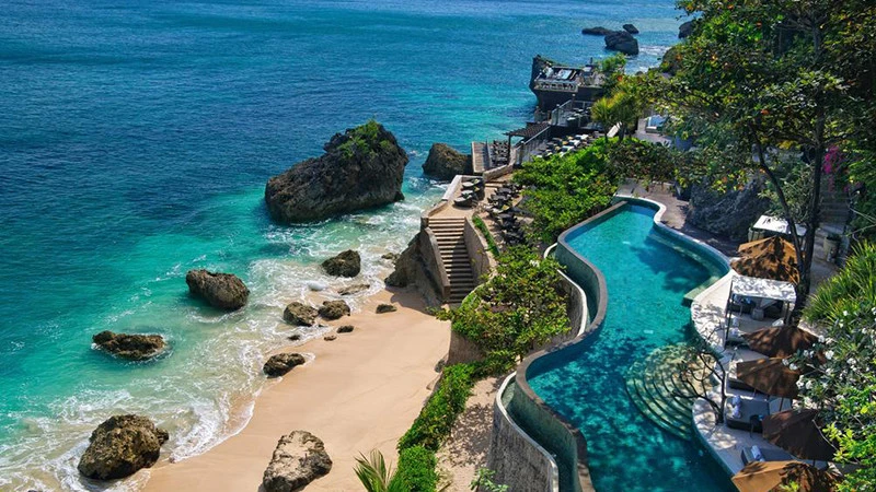 Jeden z indonezyjskich kurortów zakazał używania elektroniki na basenie