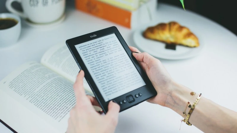 Amazon testuje Kindle Translate – AI, które tłumaczy całe książki