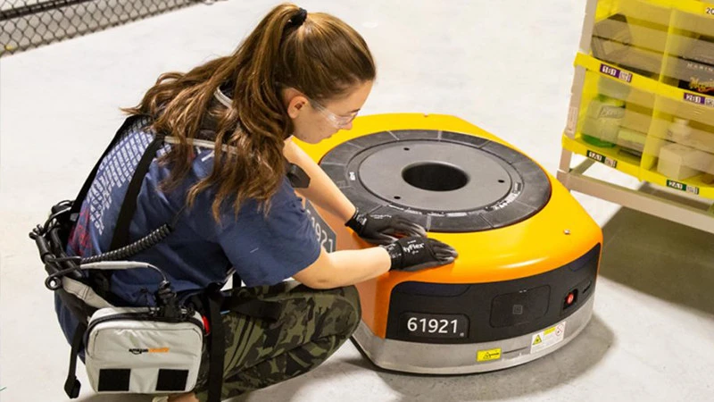 Amazon stawia na bezpieczeństwo i automatyzację. Pracownicy otrzymują specjalne kamizelki