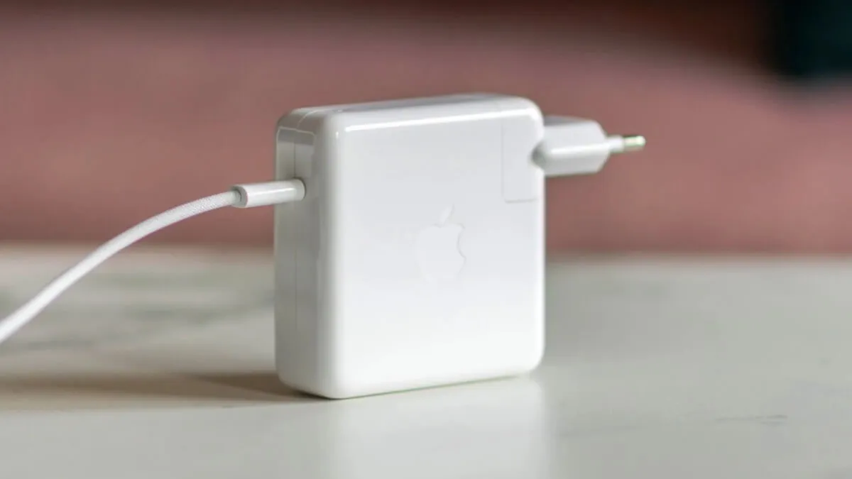 MacBook Pro bez ładowarki w zestawie. Polacy znów poszkodowani