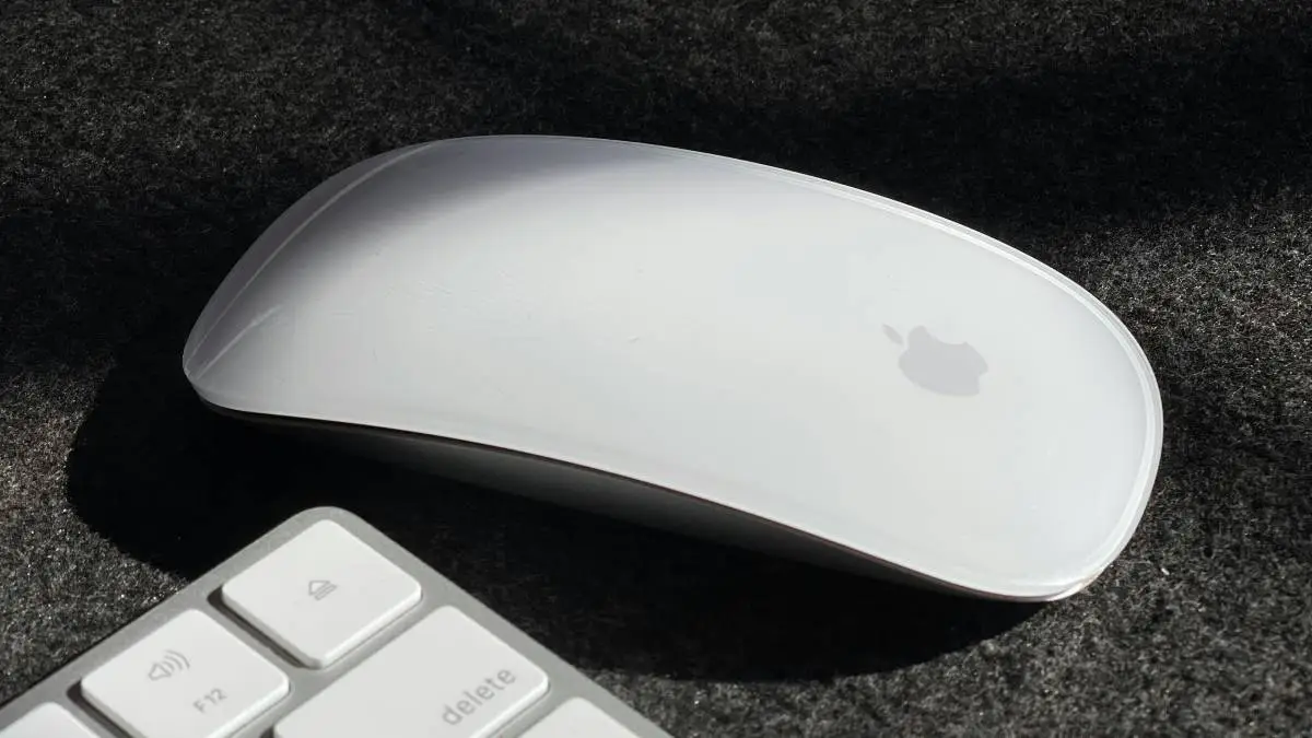 Piekło zamarzło. Port ładowania na myszce Apple zmieni miejsce