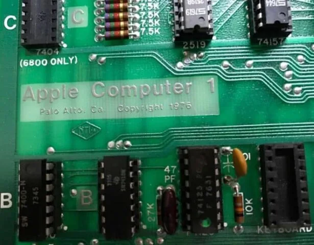 Kultowy komputer Apple-1 wystawiony na aukcji. Za ile zostanie sprzedany?