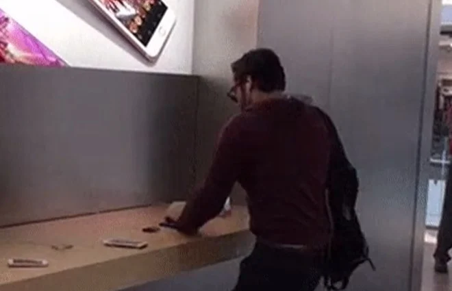 Niezadowolony klient zdemolował sklep Apple metalową kulką (wideo)