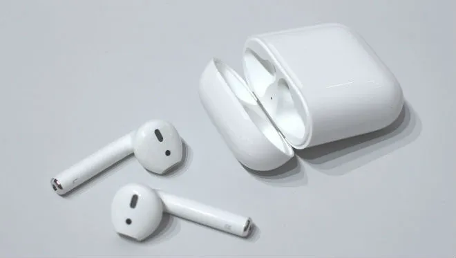 Przydatne nowości trafią do słuchawek Apple AirPods 2