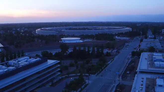Tak wygląda nowy kampus Apple po zachodzie słońca (wideo)