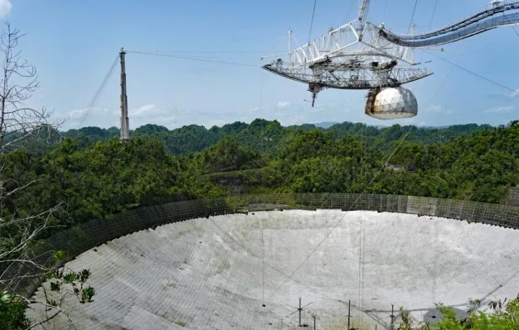 Mieli rozebrać Obserwatorium Arecibo. Radioteleskop zawalił się w nocy