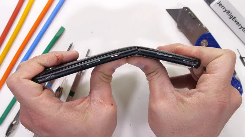 ASUS ROG Phone 5 łamie się w rękach. Wada konstrukcji mimo wielu tysięcy złotych