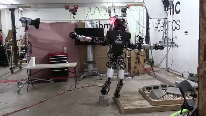 Robot Atlas potrafi balansować na krawędzi deski… stojąc na jednej nodze (wideo)