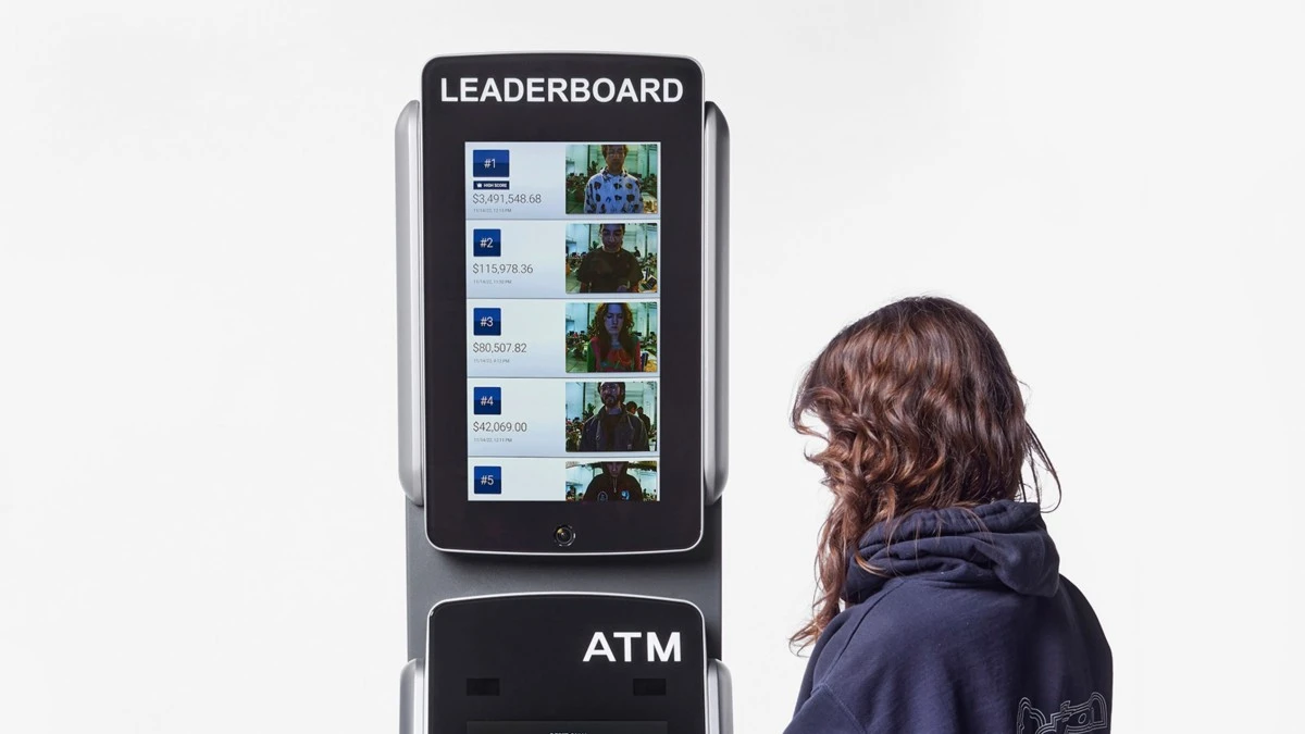 Ten bankomat wyświetla stan konta i zdjęcia użytkowników. Tworzy ranking