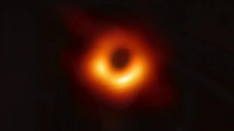 Algorytm YouTube’a promował seksistowski materiał o Katie Bouman – kobiecie stojącej za pierwszym zdjęciem czarnej dziury