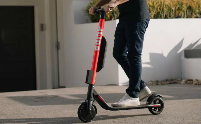 Napadł na bank i uciekł na… elektrycznej hulajnodze