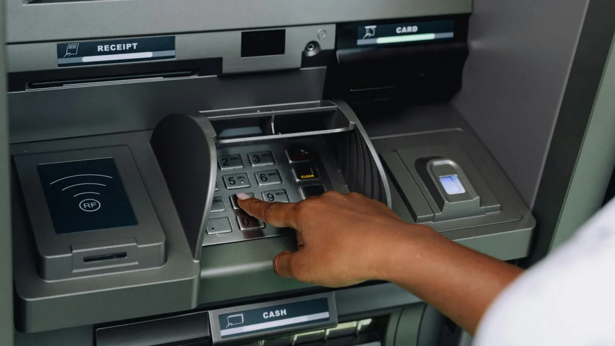 Droższe wypłaty z bankomatów. Podwyżka już od lutego