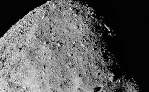 NASA pokazała próbki z asteroidy Bennu. Zawierają mnóstwo wody i węgla