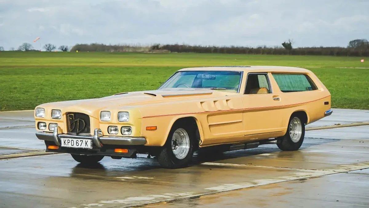 Ten samochód ma 27-litrowy silnik z myśliwca Spitfire. Bestia trafiła na sprzedaż