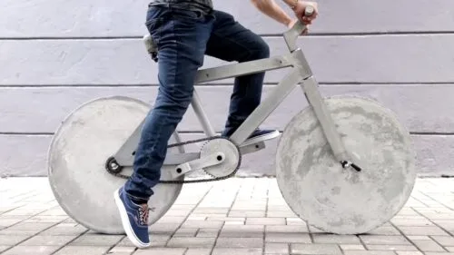 Youtuber skonstruował jeżdżący rower z betonu. Waży ponad 135 kg