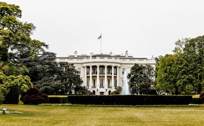 Biały Dom padł ofiarą tajemniczego „ataku energetycznego”. O co chodzi?