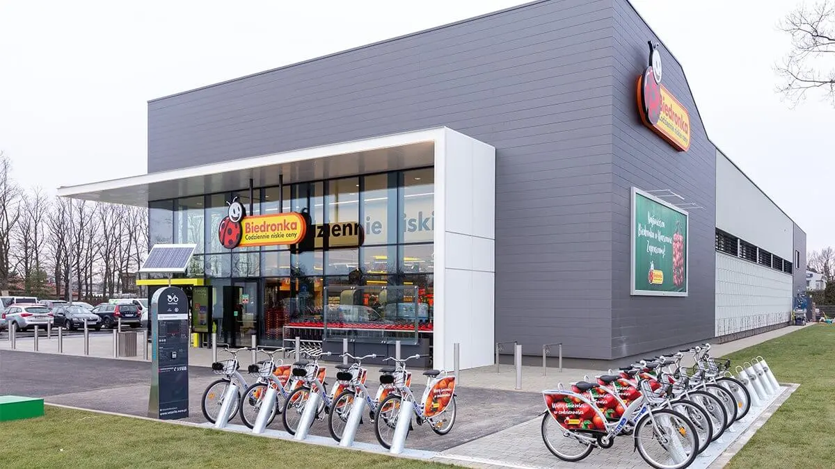 Biedronka stawia na ekologię. Recyklomat już w pierwszym sklepie