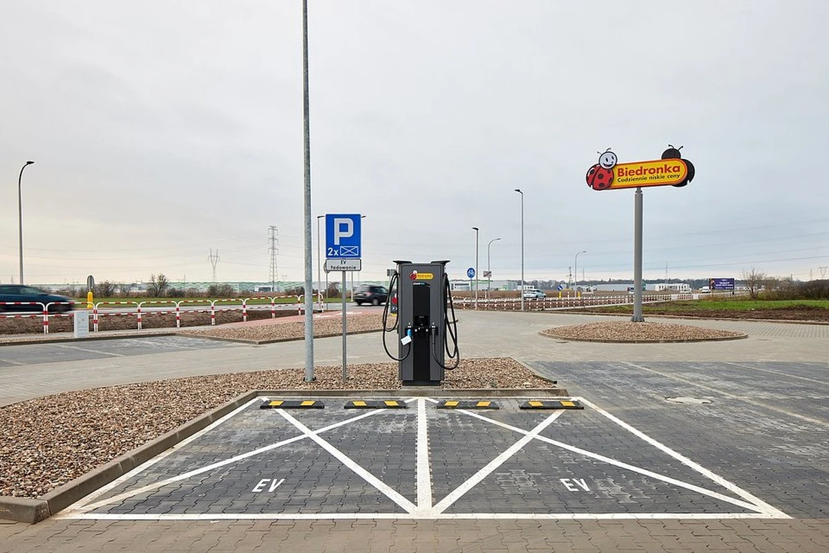 biedronka skórzewo ładowarka