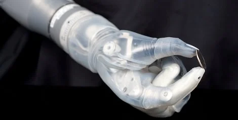 Bioniczne ramię dopuszczone do sprzedaży na terenie USA (wideo)