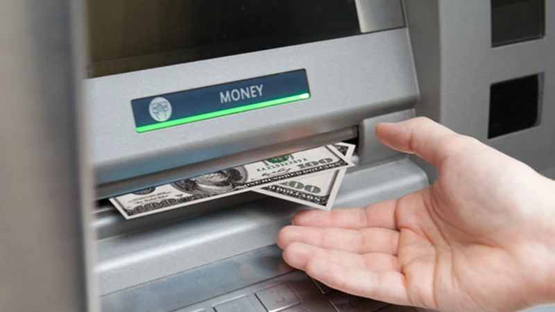 Programista znalazł błąd w bankomacie. Na przestrzeni roku wypłacił nielegalnie milion dolarów