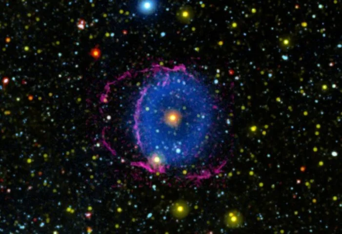 Astronomowie rozwiązali zagadkę tajemniczej niebieskiej mgławicy