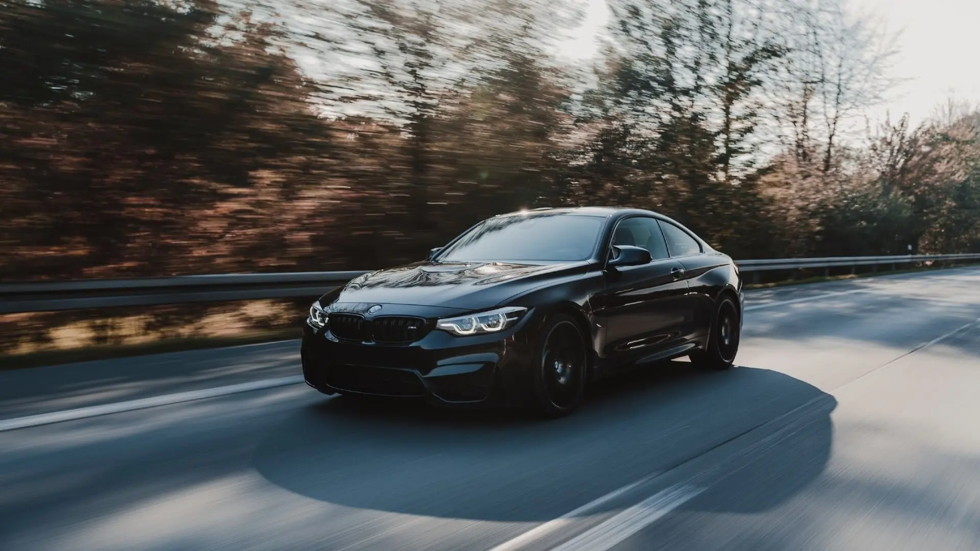 BMW chce, aby auta elektryczne ładowały się za pomocą… dziur w drodze