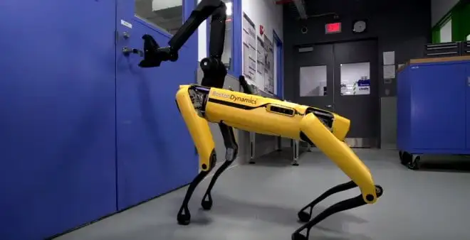 Otwiera drzwi i współpracuje z kompanem. Oto czworonożny robot od Boston Dynamics (wideo)