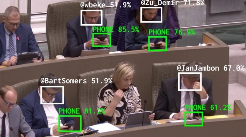 Bot sprawdza, jak często politycy spoglądają na smartfony zamiast pracować