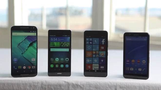 Test wytrzymałości budżetowych smartfonów (wideo)