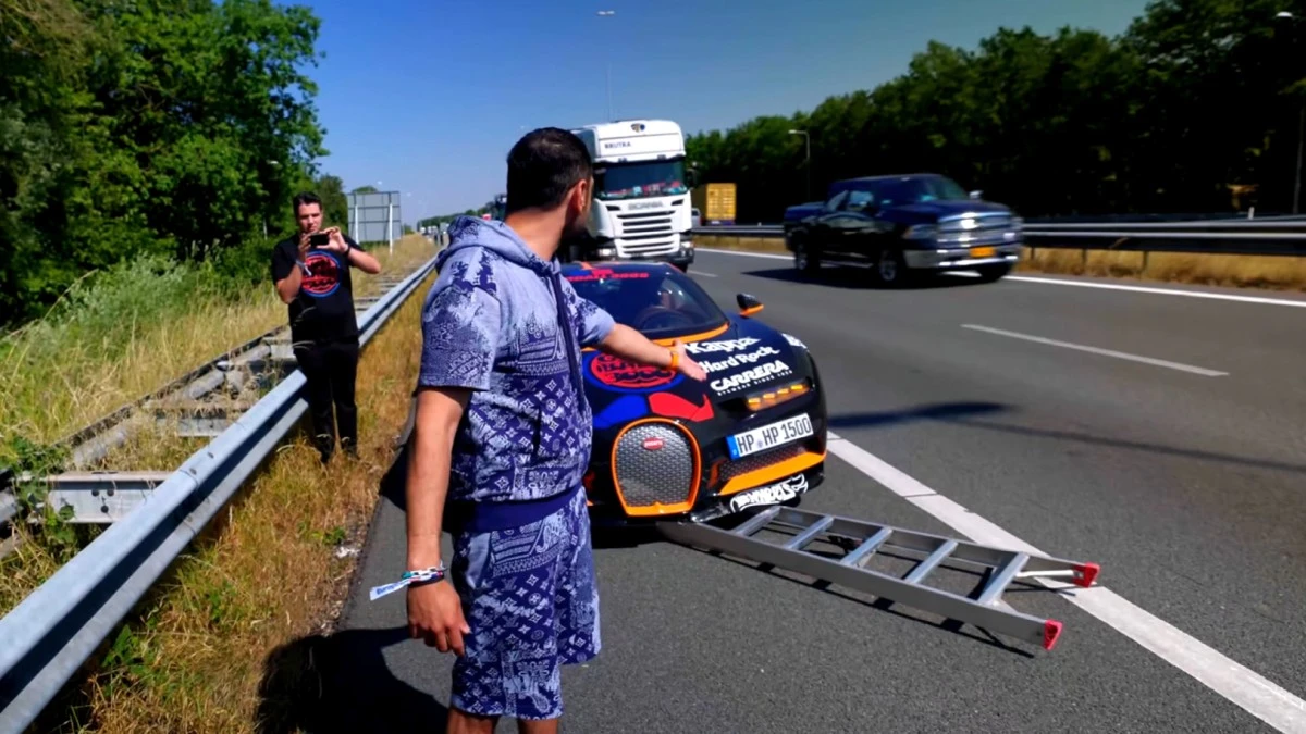 Bugatti Chiron wjechał w drabinę na autostradzie. Kuriozalne nagranie