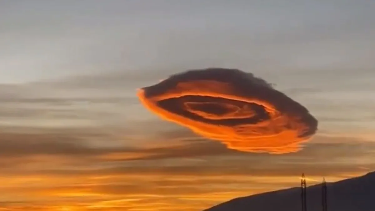 Chmura niczym UFO na niebie w Turcji. W jaki sposób powstała?