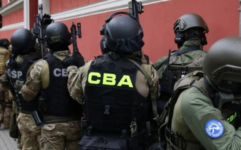 CBA kupuje 3972 smartfony, ale w urzędzie pracuje ok. 1300 osób