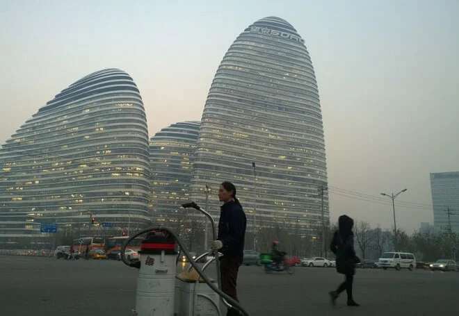 Przez 100 dni wciągał odkurzaczem powietrze w Pekinie. Z zanieczyszczeń zrobił cegłę